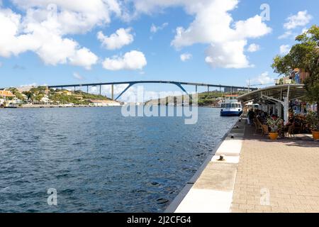 Queen-Juliana-Bridge visto dal famoso Queen-Emma-Bridge nel centro della città di Willemstad, Curacao Foto Stock