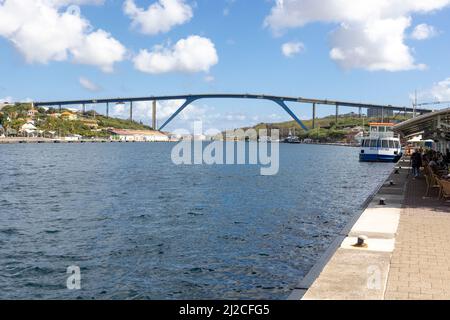 Queen-Juliana-Bridge visto dal famoso Queen-Emma-Bridge nel centro della città di Willemstad, Curacao Foto Stock