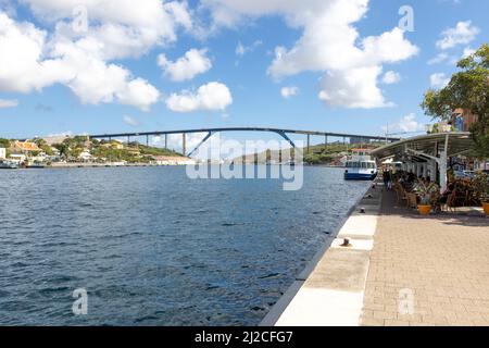 Queen-Juliana-Bridge visto dal famoso Queen-Emma-Bridge nel centro della città di Willemstad, Curacao Foto Stock