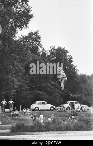 Campionato olandese Sci d'acqua sul Bobbaan ad Amsterdam, Marlon van Dijk durante il salto sci ca. 18 luglio 1976 Foto Stock