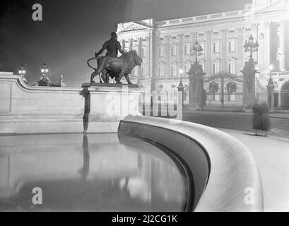 Stagno a Buckingham Palace a Londra ca. 1930s-1950s Foto Stock