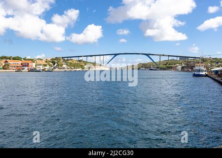 Queen-Juliana-Bridge visto dal famoso Queen-Emma-Bridge nel centro della città di Willemstad, Curacao Foto Stock