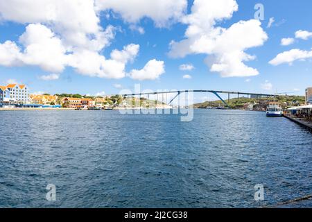 Queen-Juliana-Bridge visto dal famoso Queen-Emma-Bridge nel centro della città di Willemstad, Curacao Foto Stock