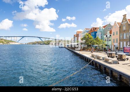 Queen-Juliana-Bridge visto dal famoso Queen-Emma-Bridge nel centro della città di Willemstad, Curacao Foto Stock