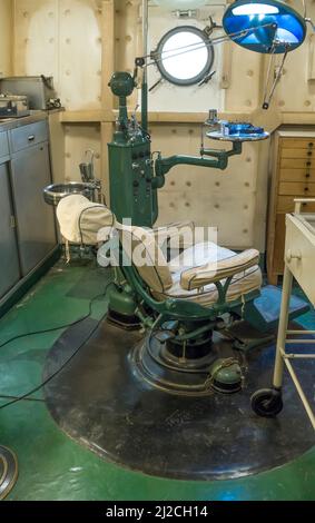 Sedia del dentista vintage nella nave da guerra britannica HMS Belfast Foto Stock