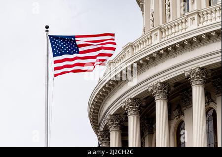 Washington, DC, Stati Uniti. 31st Mar 2022. 31 marzo 2022 - Washington, DC, Stati Uniti: Bandiera americana che vola sopra il Campidoglio degli Stati Uniti. (Credit Image: © Michael Brochstein/ZUMA Press Wire) Foto Stock