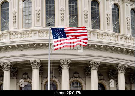 Washington, DC, Stati Uniti. 31st Mar 2022. 31 marzo 2022 - Washington, DC, Stati Uniti: Bandiera americana che vola sopra il Campidoglio degli Stati Uniti. (Credit Image: © Michael Brochstein/ZUMA Press Wire) Foto Stock