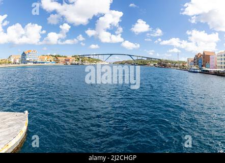 Queen-Juliana-Bridge visto dal famoso Queen-Emma-Bridge nel centro della città di Willemstad, Curacao Foto Stock