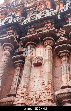 Un'immagine verticale ad angolo basso delle sculture e delle colonne sul Thanjavur Periya Kovil a Tamil Nadu, India Foto Stock