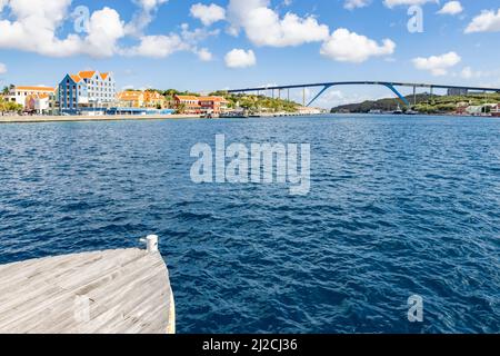 Queen-Juliana-Bridge visto dal famoso Queen-Emma-Bridge nel centro della città di Willemstad, Curacao Foto Stock