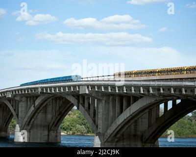 Due treni della metropolitana sul ponte sul fiume Dnieper. Kiev, Ucraina. Foto Stock