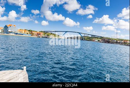 Queen-Juliana-Bridge visto dal famoso Queen-Emma-Bridge nel centro della città di Willemstad, Curacao Foto Stock