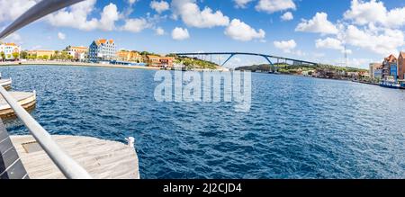 Queen-Juliana-Bridge visto dal famoso Queen-Emma-Bridge nel centro della città di Willemstad, Curacao Foto Stock