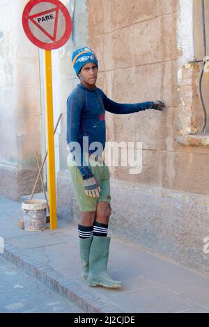 Il giovane lavoratore edile si appoggia contro un edificio a Trinidad, Cuba, patrimonio dell'umanità dell'UNESCO. Foto Stock