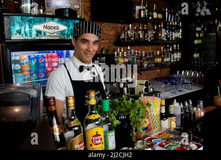 Barista in un ristorante/bar a Trinidad, Cuba. Foto Stock