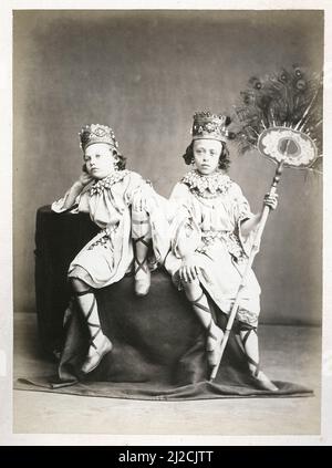 Ritratto di due ragazzi vestiti in costume tradizionale peruviano, 1866. Fotografia di Bernard & Nugues. Foto Stock