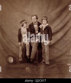 Ritratto di gruppo del Principe Alfred (Alfred earnest Albert) (1844 - 1900) (a sinistra), del Principe di Galles (Albert Edward) (1841 - 1910) (a destra) e del loro tutor, Frederick Waymouth Gibbs (1821 - 1898) (al centro), 8 febbraio 1854. Fotografia di Roger Fenton (1819 - 1869). Foto Stock