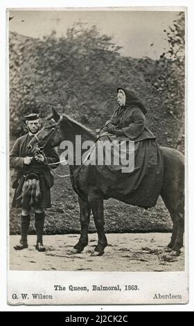 Ritratto della regina Vittoria (1819 - 1901), montato sul suo cavallo 'Fyvie', con il suo assistente personale John Brown (1826 - 1883) in piedi presso la testa del cavallo, Balmoral Castle, Aberdeenshire, Scozia, ottobre 20, 1863, da G.W. Wilson (1823 - 1893) Foto Stock