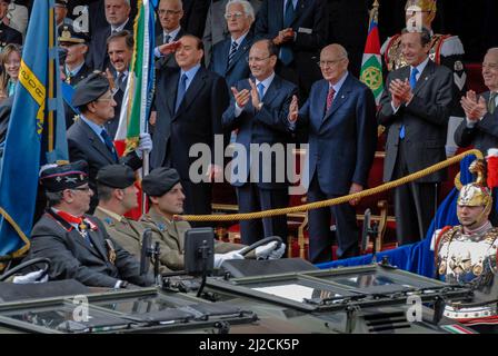 Roma, Italia 02/06/2009: parata per la festa della Repubblica - Parata a fori Imperiali il 2 giugno 2014, nell'ambito delle cerimonie che segnano la Giornata della Repubblica Italiana: Nella foto: Silvio Berlusconi, Giorgio Napolitano, Gianfranco fini, Renato Schifani, Ignazio la Russa. ©Andrea Sabbadini Foto Stock