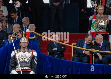 Roma, Italia 02/06/2009: parata per la festa della Repubblica - Parata a fori Imperiali il 2 giugno 2014, nell'ambito delle cerimonie che segnano la Giornata della Repubblica Italiana: Nella foto: Silvio Berlusconi, Giorgio Napolitano, Renato Schifani. ©Andrea Sabbadini Foto Stock