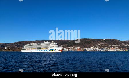 Nave da crociera AIDAprima a Byfjorden, che si prepara alla partenza dal porto di Bergen, Norvegia. Foto Stock