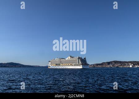 Nave da crociera AIDAprima a Byfjorden, con partenza dal porto di Bergen, Norvegia. Foto Stock