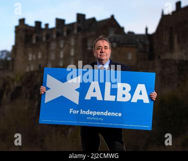 Stirling, Scozia, Regno Unito. 13 aprile 2021. NELLA FOTO: RT Hon Alex Salmond - Alba leader del partito di fronte al castello di Stirling. Alba Party leader, Rt Hon Alex Salmond svela i suoi candidati per la Mid Scotland e la regione di Fife. Credit: Colin Fisher/Alamy Live News Foto Stock