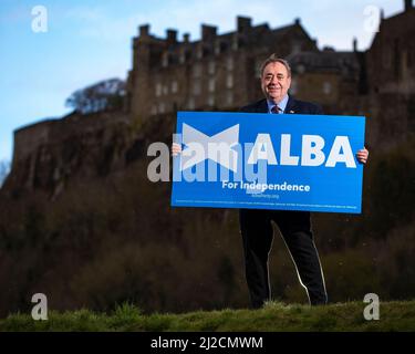 Stirling, Scozia, Regno Unito. 13 aprile 2021. NELLA FOTO: RT Hon Alex Salmond - Alba leader del partito di fronte al castello di Stirling. Alba Party leader, Rt Hon Alex Salmond svela i suoi candidati per la Mid Scotland e la regione di Fife. Credit: Colin Fisher/Alamy Live News Foto Stock