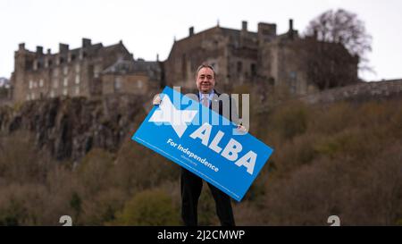 Stirling, Scozia, Regno Unito. 13 aprile 2021. NELLA FOTO: RT Hon Alex Salmond - Alba leader del partito di fronte al castello di Stirling. Alba Party leader, Rt Hon Alex Salmond svela i suoi candidati per la Mid Scotland e la regione di Fife. Credit: Colin Fisher/Alamy Live News Foto Stock