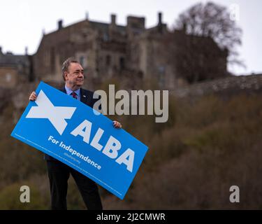 Stirling, Scozia, Regno Unito. 13 aprile 2021. NELLA FOTO: RT Hon Alex Salmond - Alba leader del partito di fronte al castello di Stirling. Alba Party leader, Rt Hon Alex Salmond svela i suoi candidati per la Mid Scotland e la regione di Fife. Credit: Colin Fisher/Alamy Live News Foto Stock