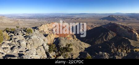 Panorama panoramico dello skyline di Las Vegas da Turtlehead Mountain Peak sopra la Red Rock Canyon National Conservation Area Foto Stock