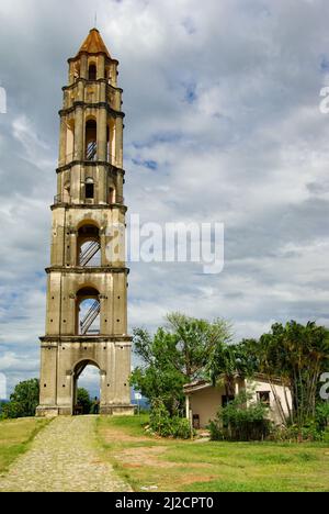 Macana Iznaga schiava torre immersa nella storia sulla strada per Trinidad, valle dei nativi, Cuba Foto Stock