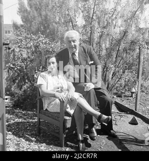 Van de poll con sua moglie Hildegard Eschen nel giardino ca: 21 maggio 1950 Foto Stock