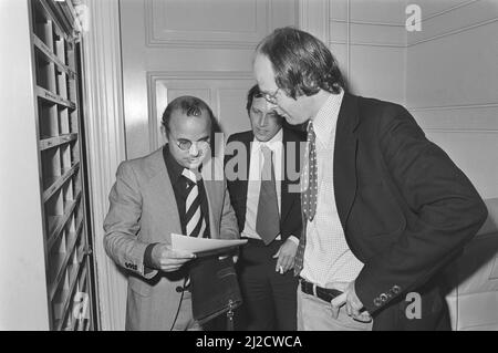 Dichiarazione in Haarlem in relazione a Bloemenhove, da sinistra a destra: A. van De Bergh , assistente di Laus , dopo il verdetto del 2 giugno 1976 Foto Stock