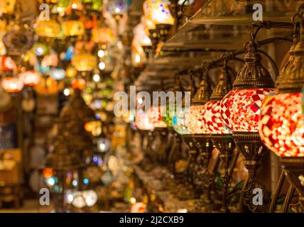 Una bella foto di un sacco di lanterne illuminate appese nel negozio. Foto Stock
