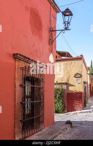 Edificio coloniale fiancheggiano le strade di pietra di ciottoli di San Miguel de Allende, Guanajuato, Messico. Foto Stock