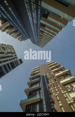 Milano Italia 2 marzo 2022: I grattacieli di Milano visti dal basso Foto Stock