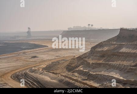 Paesaggio arido della miniera di superficie di Garzweiler, vista nella miniera aperta buca Foto Stock