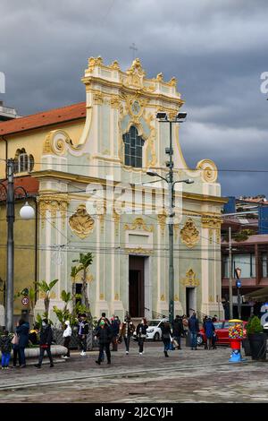 Facciata barocca della Chiesa di Santa Maria degli Angeli (15-18th secoli) nel centro di Sanremo con gente a piedi, Imperia, Liguria, Italia Foto Stock