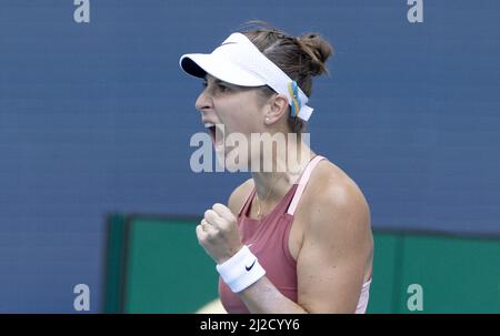 Miami Gardens, Stati Uniti. 31st Mar 2022. Belinda Bencic dalla Svizzera festeggia dopo aver vinto il primo set contro Naomi Osaka dal Giappone durante le semifinali al Miami Open nell'Hard Rock Stadium di Miami Gardens, Florida, giovedì 31 marzo 2022. Foto di Gary i Rothstein/UPI Credit: UPI/Alamy Live News Foto Stock