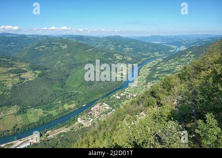 Tortuoso fiume Drina dal Parco Nazionale di Tara, Serbia Foto Stock