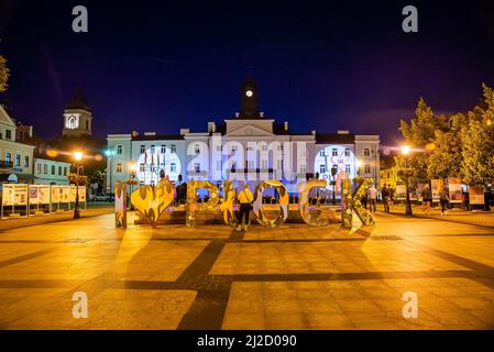 Plock, Polonia - 12 agosto 2021. Piazza della città vecchia di notte Foto Stock