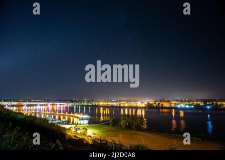 Plock, Polonia - 12 agosto 2021. Fiume Vistula di notte Foto Stock