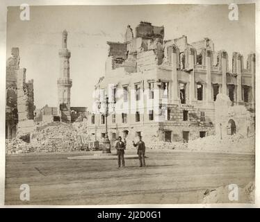 Due uomini si trovano vicino alle case di Nubar Pasha e dello Sceicco Ibrahim, in rovina dopo il bombardamento di Alessandria da parte della flotta britannica del Mediterraneo, Alessandria, Egitto, 1882. Fotografia di Luigi Fiorillo (1847 - 1898). Foto Stock