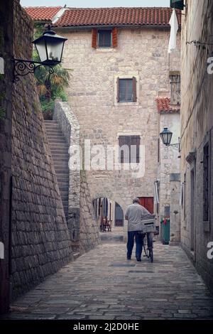 Pedala in una strada medievale della città vecchia di Cattaro, Montenegro Foto Stock