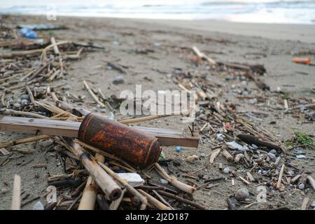 Vecchi spruzzi arrugginiti possono essere smaltiti sull'ecosistema marino della costa, contaminazione da inquinamento della natura Foto Stock