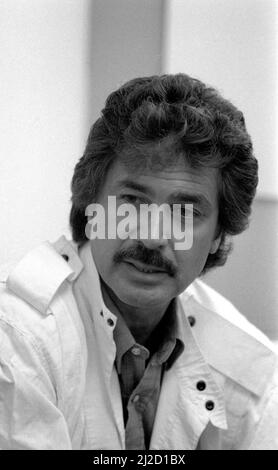 Cantando la superstar Engelbert Humperdinck si rilassa nel suo spogliatoio prima di comparire sullo spettacolo della BBC "Pebble Mill at One". 24th aprile 1985 Foto Stock