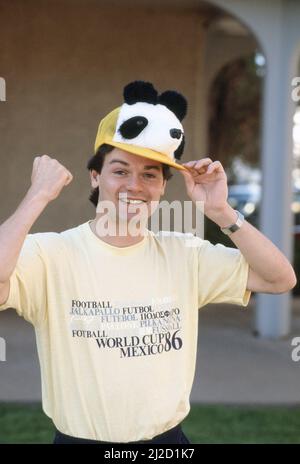 Il calciatore inglese Steve Hodge si rilassa al Broadmoor Hotel di Colorado Springs, USA. La squadra inglese sta rimanendo là mentre cercano di acclimatarsi in preparazione al torneo di Coppa del mondo 1986 in Messico. Maggio 1986. Foto Stock