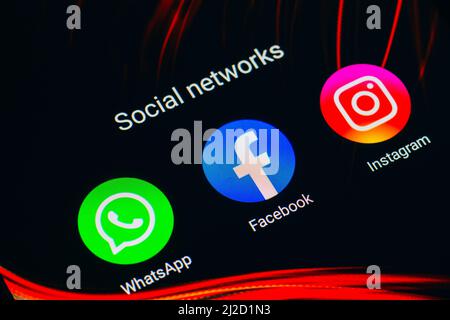 In questa foto sono visualizzate le icone delle app WhatsApp, Facebook e Instagram visualizzate sullo schermo dello smartphone Foto Stock