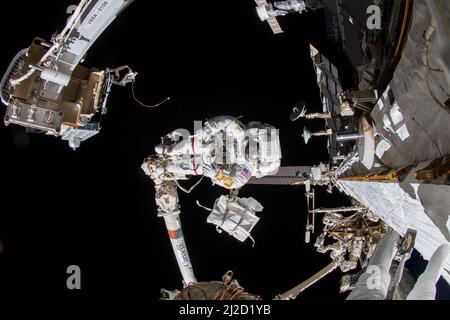 Atmosfera terrestre. 23rd Mar 2022. L'astronauta della NASA e la spedizione 66 Raja Chari, ingegnere di volo, è raffigurato attaccato al braccio robotizzato del Canadarm2 durante un'escursione di sei ore e 54 minuti per installare l'ingranaggio termico e i componenti elettronici sulla Stazione spaziale Internazionale. Credit: NASA/ZUMA Press Wire Service/ZUMAPRESS.com/Alamy Live News Foto Stock